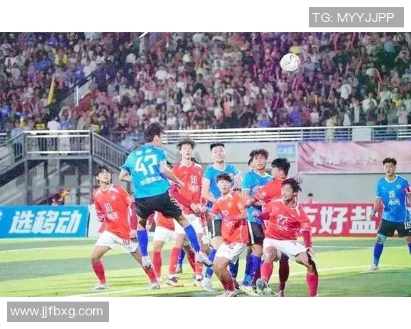 足球星空之下，璀璨星光与绿茵场上激情碰撞的奇幻瞬间